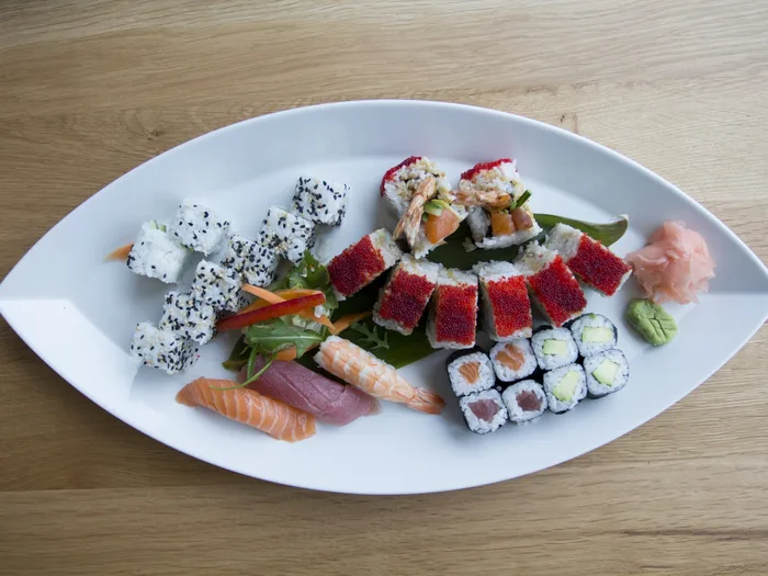 Talíř s výběrem sushi rolek a nigiri