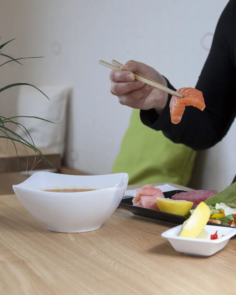 Servírování čerstvého sashimi v Tobiko