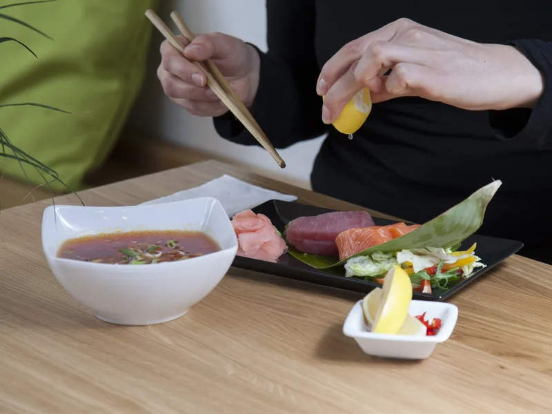 Sashimi s hůlkami a citronem