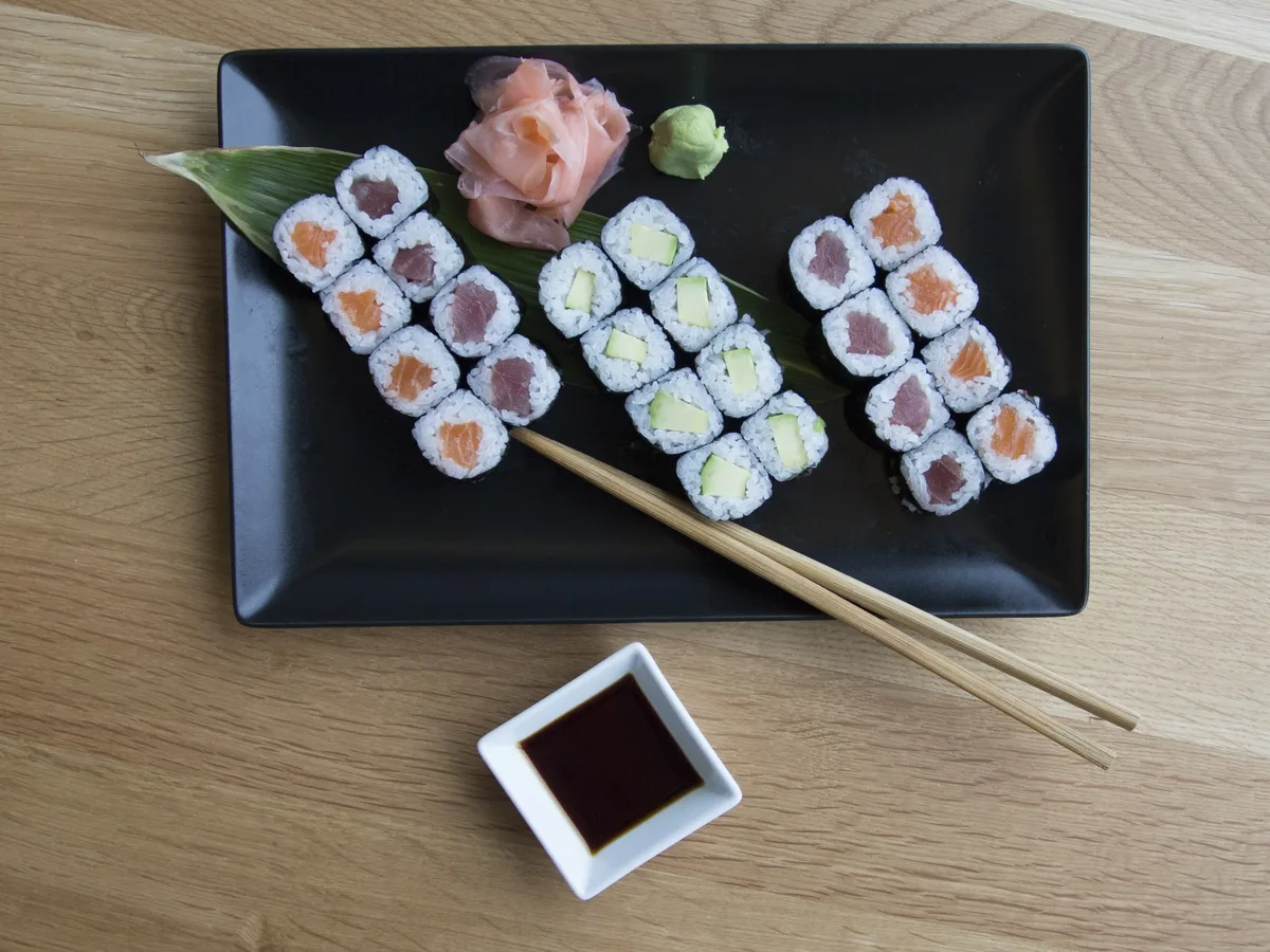 Sushi rolky s lososem, tuňákem a avokádem