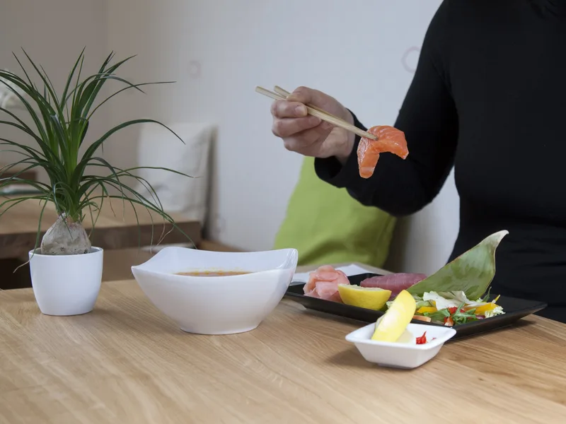 Servírování čerstvého sashimi