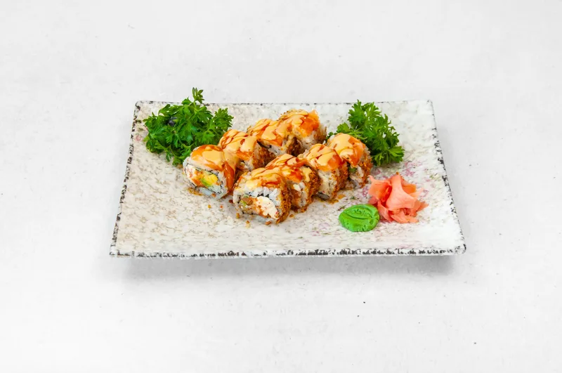 Smažené sushi rolky s pikantní omáčkou