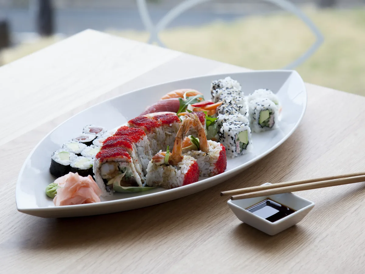 Sushi talíř u okna