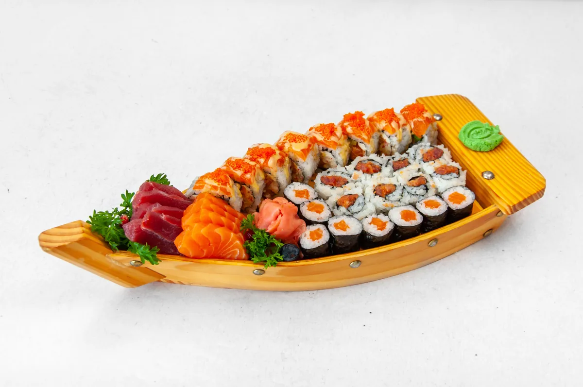 Sushi loďka s výběrem sashimi a rolek