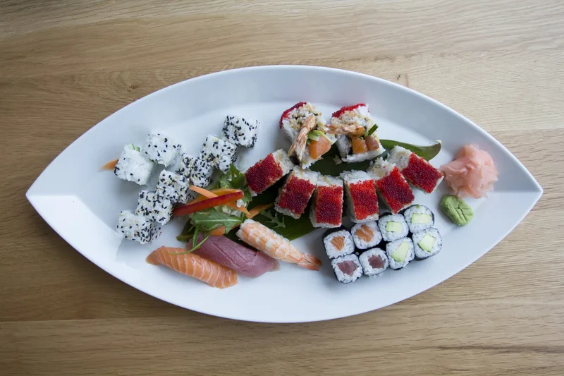 Talíř s výběrem sushi rolek a nigiri