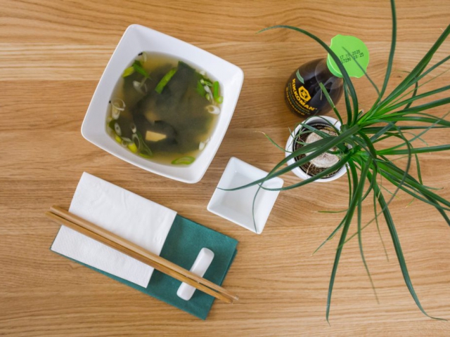 japonská polévka ze sojových bobů s lososem, tuňákem nebo tofu a mořskými řasami